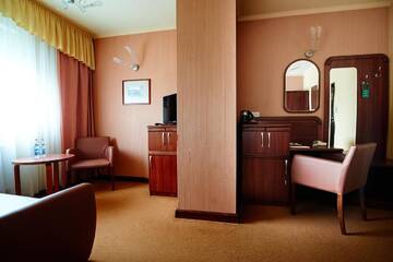 Фото номера Улучшенный двухместный номер с 1 кроватью Отель Hotel Polski г. Мелец 4