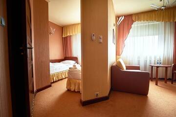 Фото номера Улучшенный двухместный номер с 1 кроватью Отель Hotel Polski г. Мелец 3