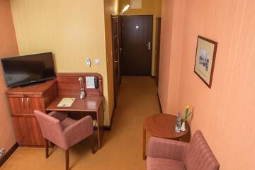 Фото номера Улучшенный трехместный номер Отель Hotel Polski г. Мелец 2